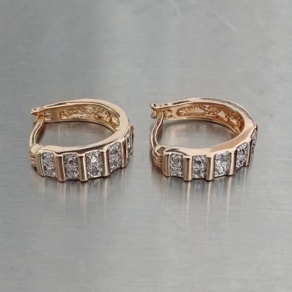 925 R CHINA SILVER - GOLD TONE HUGGIE EARRINGS WHITE CZ - Picture 1 of 11